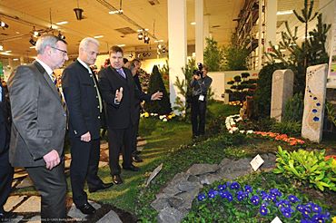 Bundesbauminister Dr. Peter Ramsauer besuchte den Memoriam-Garten auf der Grünen Woche 2012